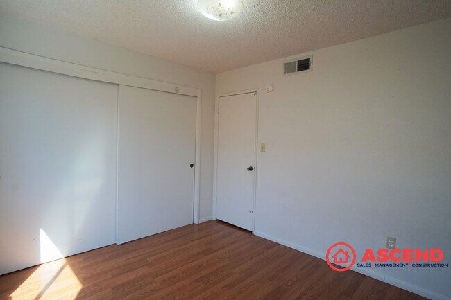Building Photo - Splendid Home In East Bakersfield!