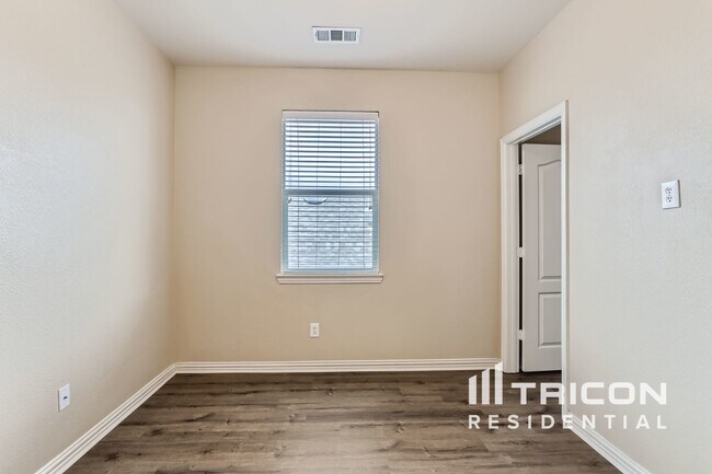 Building Photo - 15904 Alvarado Dr