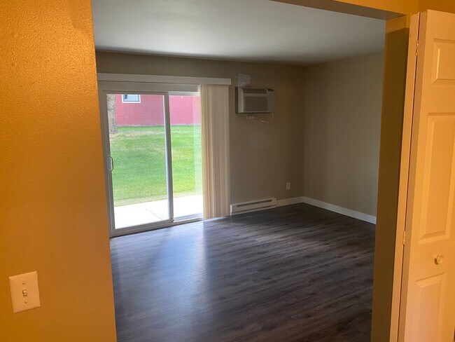 Building Photo - Newly Remodeled 2-Bedroom Apartment in Ore...