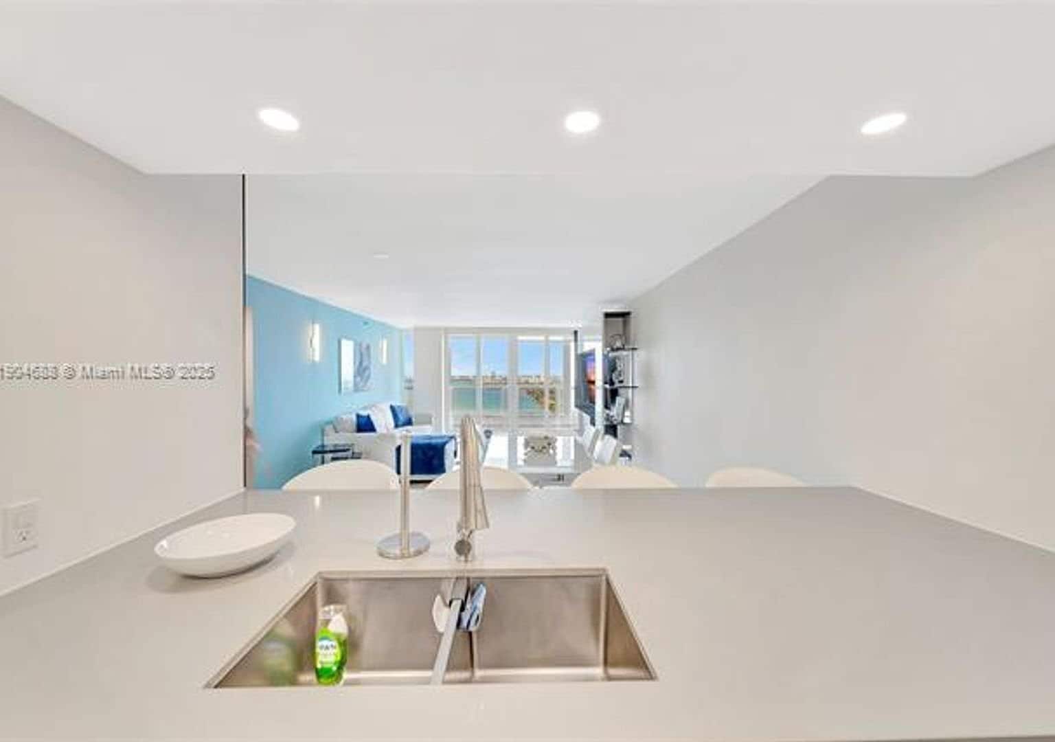 Building Photo - 851 NE 1st Ave