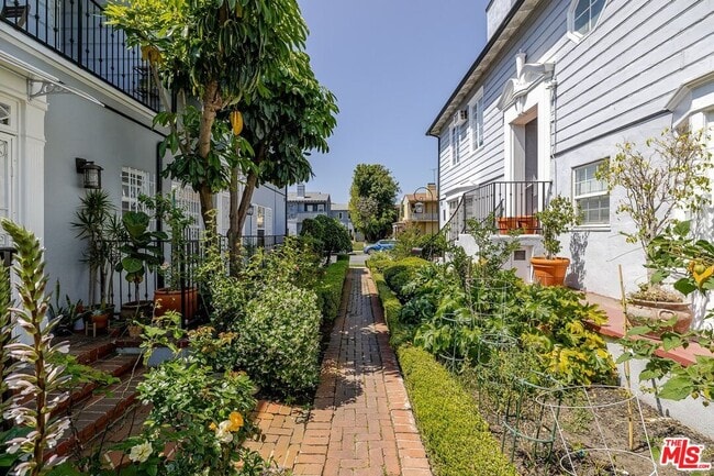 Building Photo - 110 Flores St