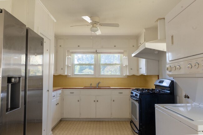 Building Photo - Location!! Deep in the heart of Tyler!