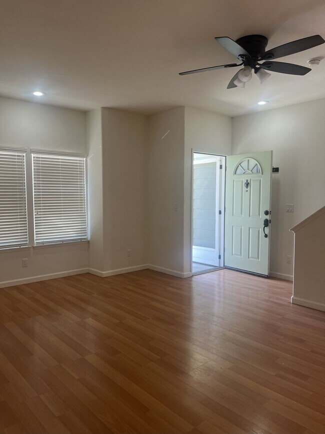 Building Photo - Charming 2 Bedroom-1.5 bath Home Available Now!