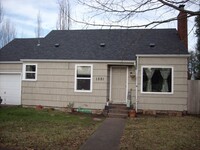 Building Photo - 2 bedroom/1 bath home with garage and larg...