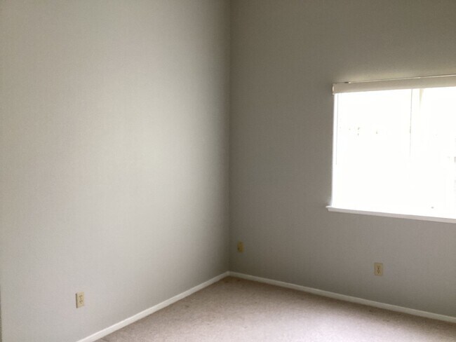 Building Photo - Just listed!