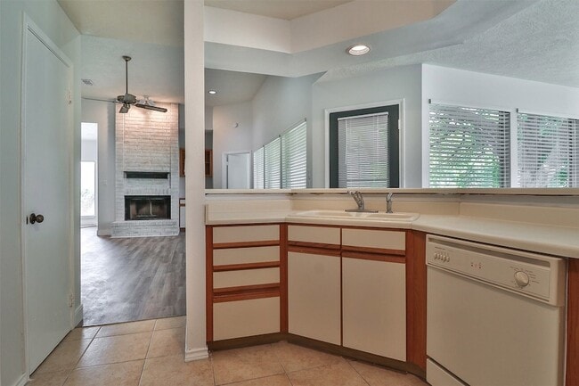 Building Photo - 10910 Scenic Dr