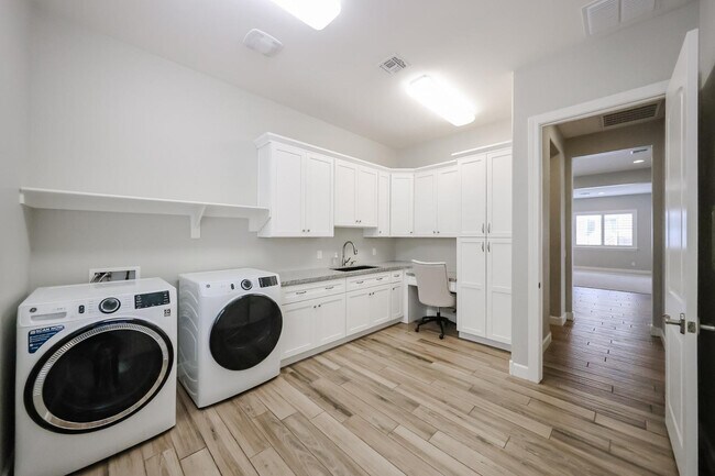 Building Photo - 1424 E Pedro Rd