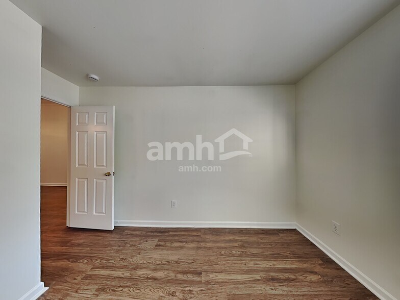 Building Photo - 127 Bathurst Ln