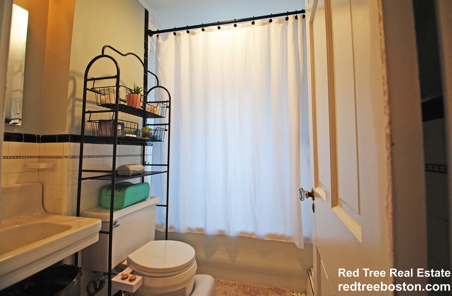 Building Photo - 841 Fellsway W