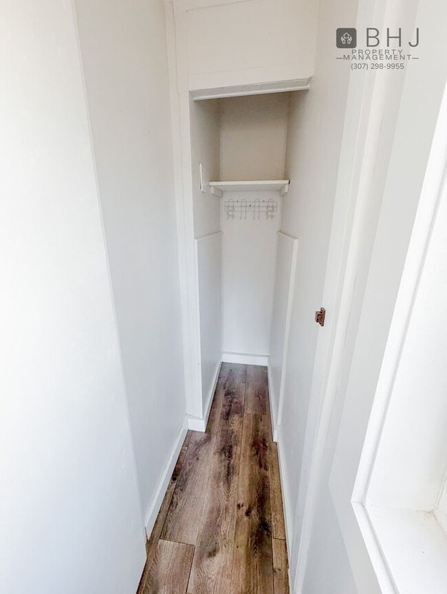 Building Photo - DOG FRIENDLY, 3 BED/ 1.5 BATH SINGLE FAMIL...