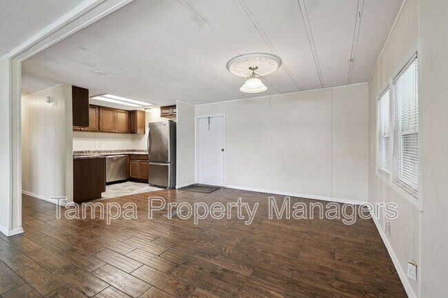 Building Photo - 242 Country Ln