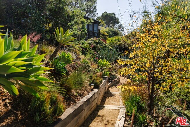 Building Photo - 1428 Holbrook St