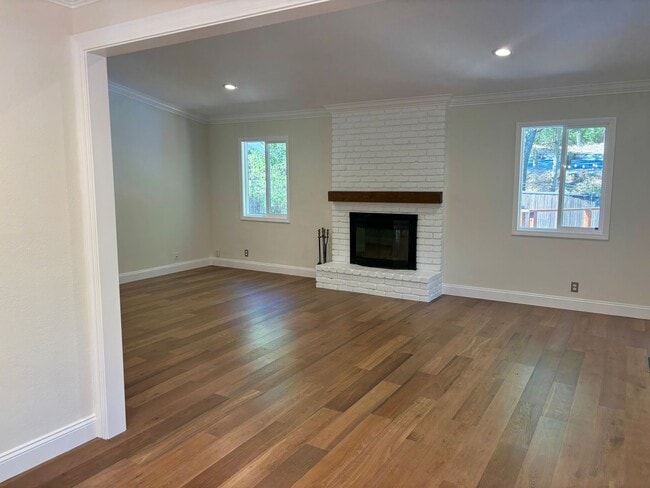 Building Photo - Stunning Ranch-Style Home in Desirable Laf...