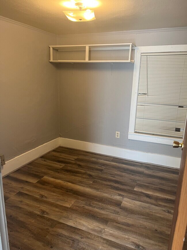 Building Photo - 915 Main St E