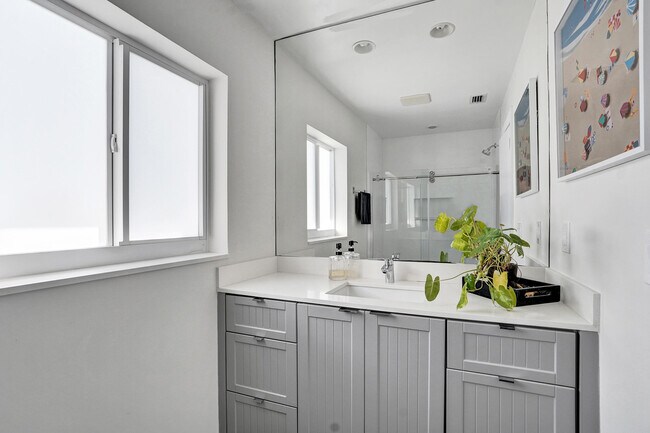 Building Photo - 1299 SW 9th St