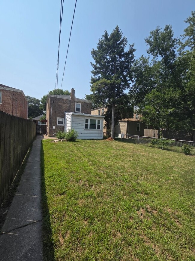 Building Photo - Charming 4BR Home with Spacious Layout, Mo...