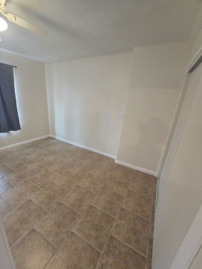 Building Photo - Spacious 3bd/1ba in a HUGE GATED Property!