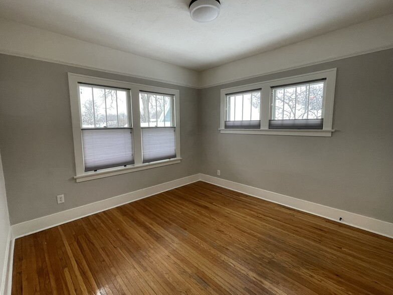 bedroom 1 - wood floors up/down cellular blinds - 508 Daly Ave