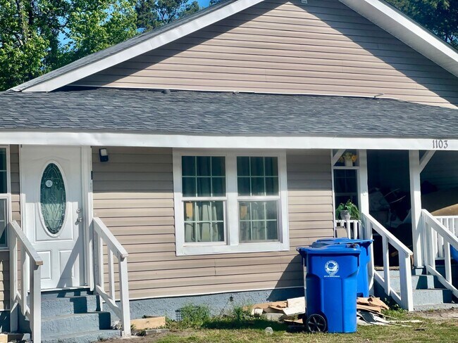 Building Photo - Affordable Studio Near Downtown Myrtle Beach – Some Utilities Included! – $1,100/Month