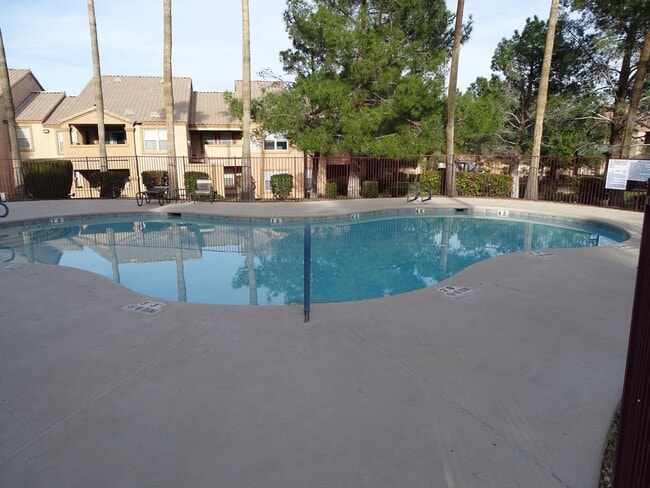 Building Photo - Well Cared For 1 Bed, 1 Bath 2nd Floor West Side Condo