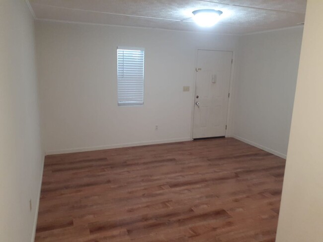 Building Photo - 306 Celery Ave S