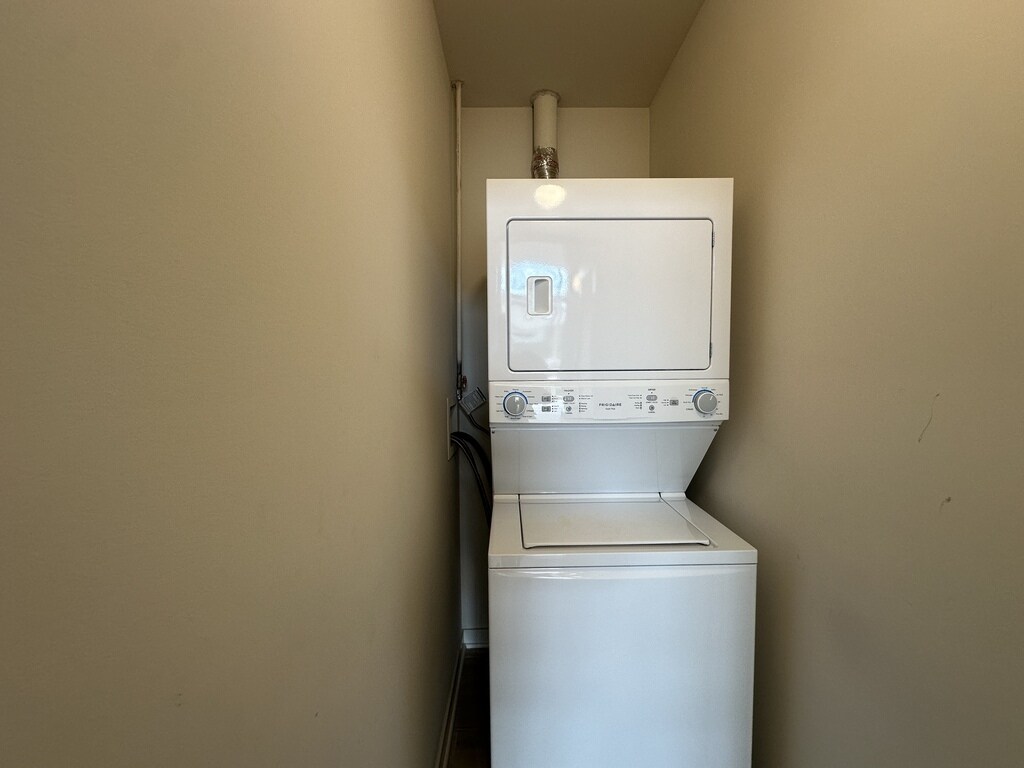 Building Photo - 3215 N Narragansett Ave