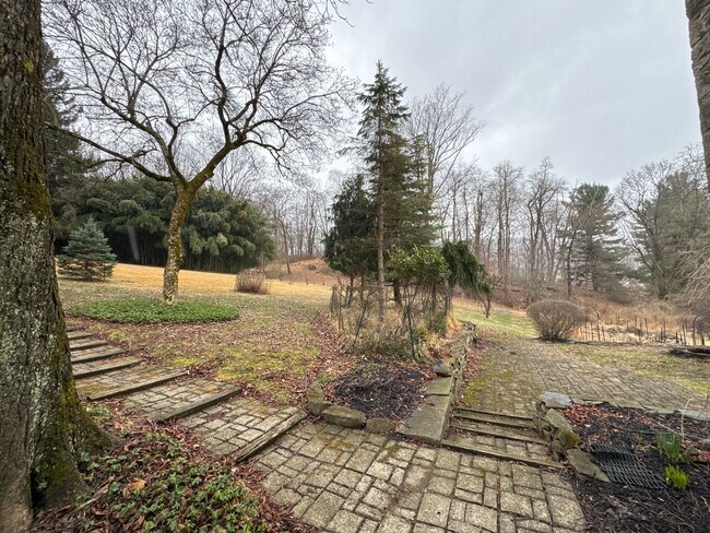 Building Photo - Charming Stacked stone Farm house 3 bedrooms 1 1/2 bathrooms