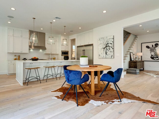 Building Photo - 744 N Almar Ave