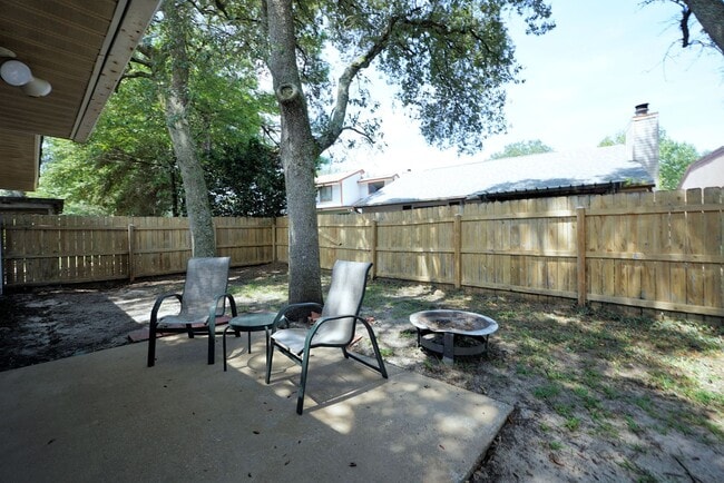 Building Photo - Great Niceville Location near Schools and ...
