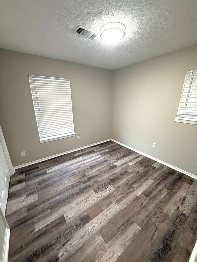 Building Photo - 402 Mulligan Dr