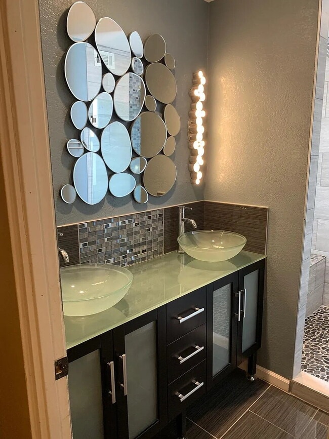 Building Photo - "Chic Desert Living: Spacious 2-Bed, 2-Bath Oasis in Palm Springs!"