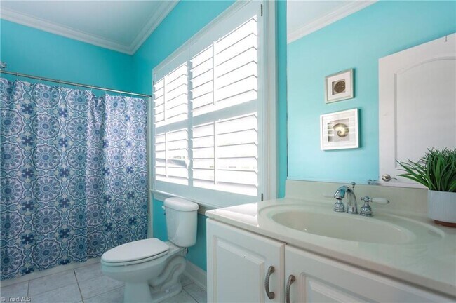 Building Photo - Spacious 4 Bedroom in Lake Jeanette - Larg...