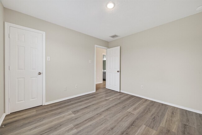 Building Photo - 6915 Great Oaks Shadow Dr