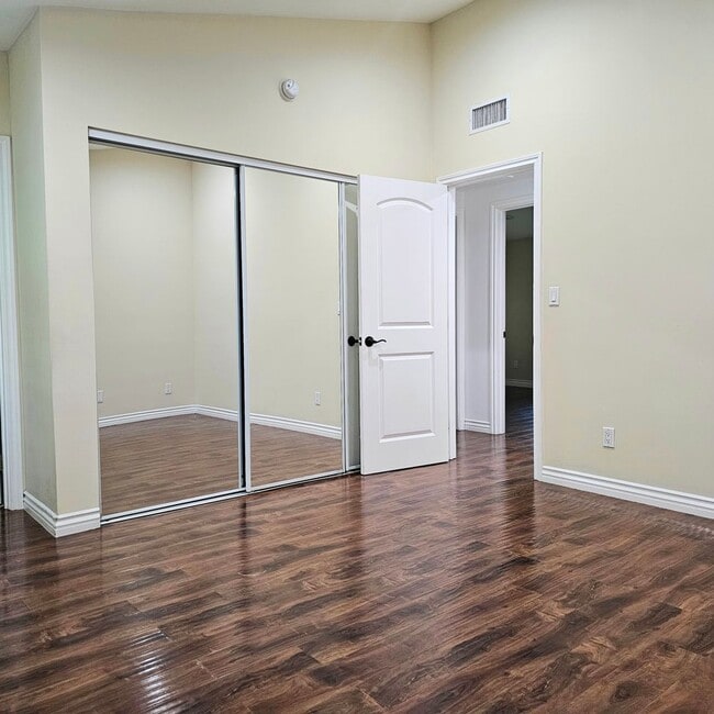 Building Photo - Mid Century Modern - 4 Bedroom Carlton Terrace Pool Home