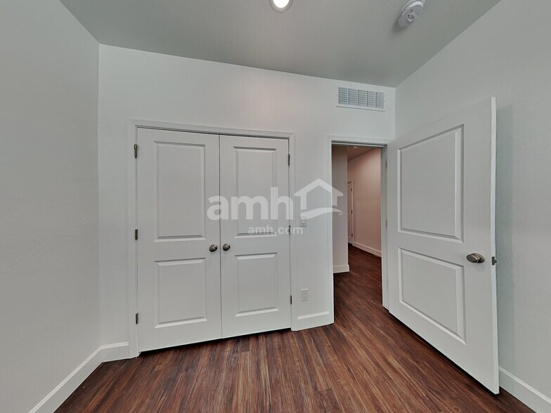 Building Photo - 17170 W Golden Ln