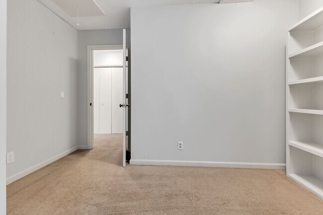 Building Photo - 5535 Thalman Dr