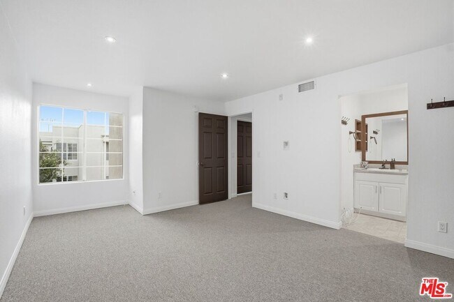 Building Photo - 5530 Owensmouth Ave