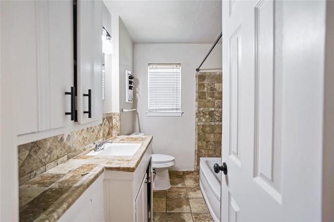 Building Photo - 4426 Oakside Dr