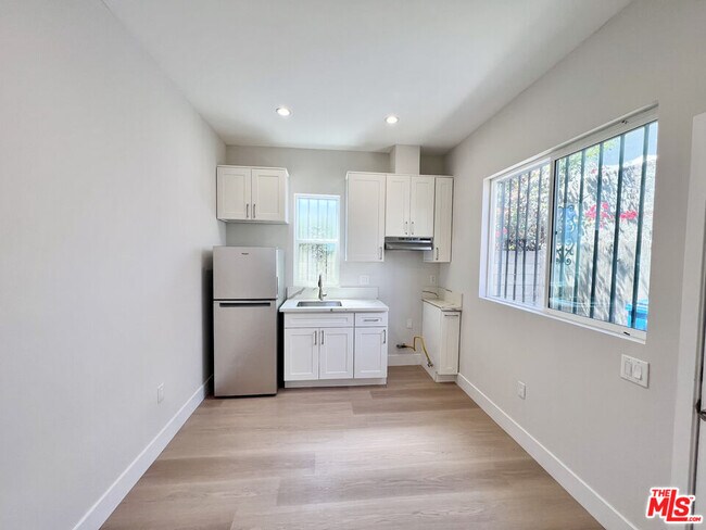 Building Photo - 446 W 88th St