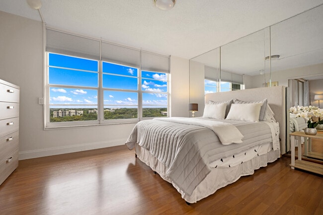 Building Photo - 575 Oaks Ln