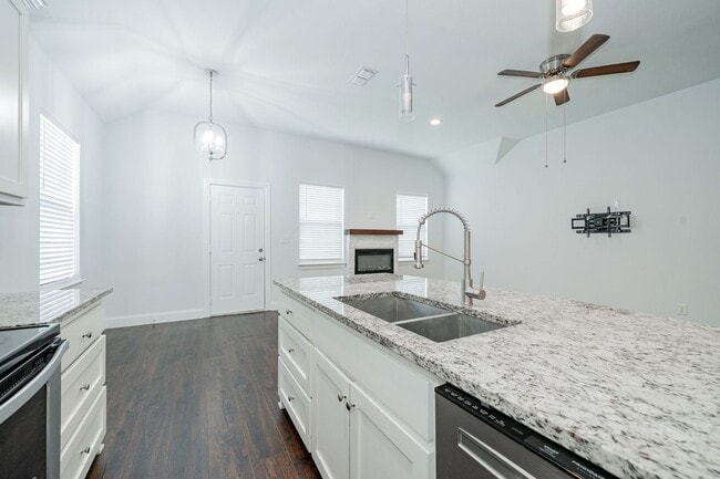 Building Photo - Beautifully Updated 3-Bed, 2-Bath Home Nea...