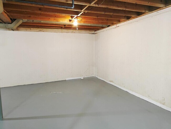 Building Photo - 476 Robbe Ave
