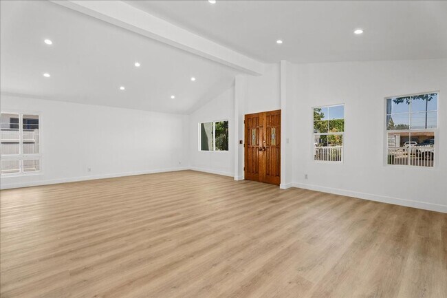Building Photo - Updated 3-Bedroom Pool Home with Open Layo...