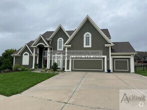 Building Photo - Stunning Home in Carriage Hills