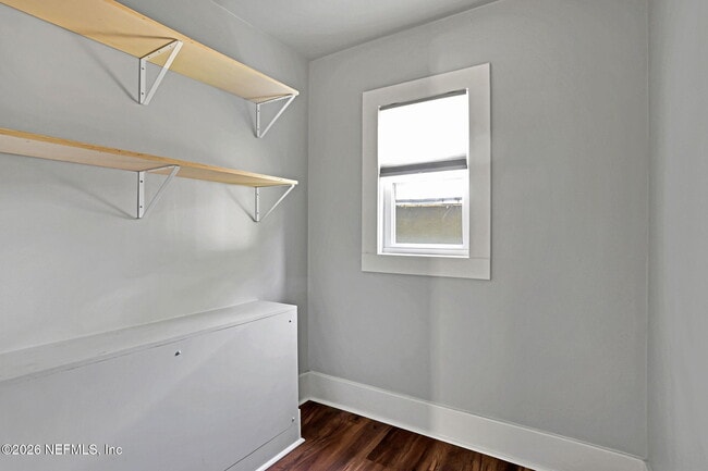 Building Photo - 424 E 6th St