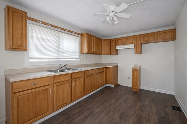 Building Photo - 851 W 25th St