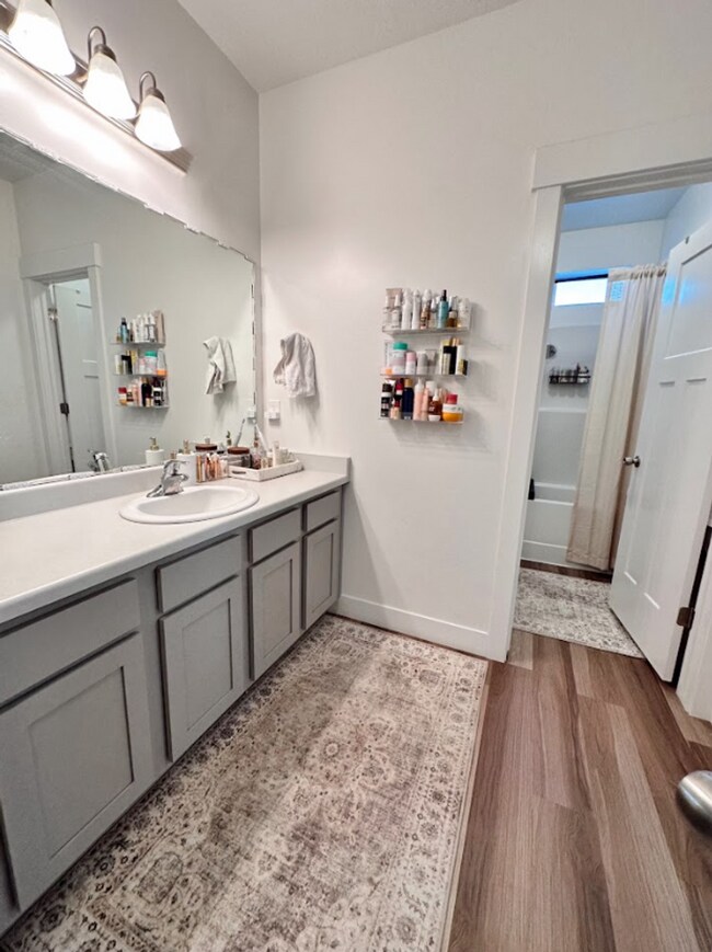 Building Photo - Modern & Spacious 3-Bed, 2-Bath in Saratog...