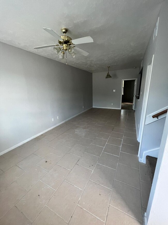 Building Photo - For Rent: 4-Bed, 2-Bath Duplex!