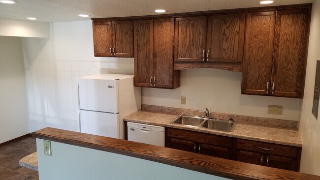 Building Photo - 820 Roberts Ave