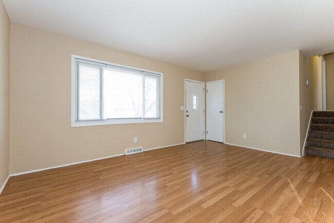 Building Photo - Beautiful 3BD Home Near Worlds of Fun!